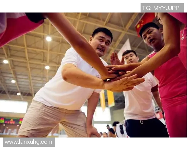 姚明无奈动作背后的故事与篮球生涯的沉浮之路